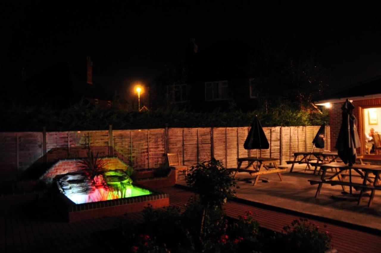 Acorn Lodge Hotel Gatwick & Parking Horley Exterior photo