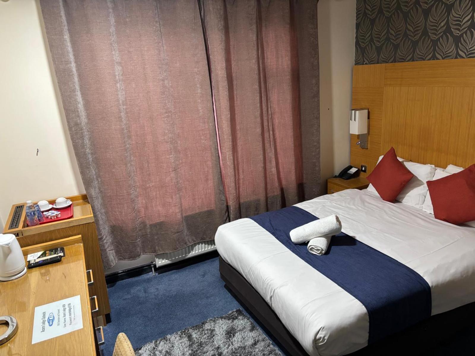 Acorn Lodge Hotel Gatwick & Parking Horley Exterior photo