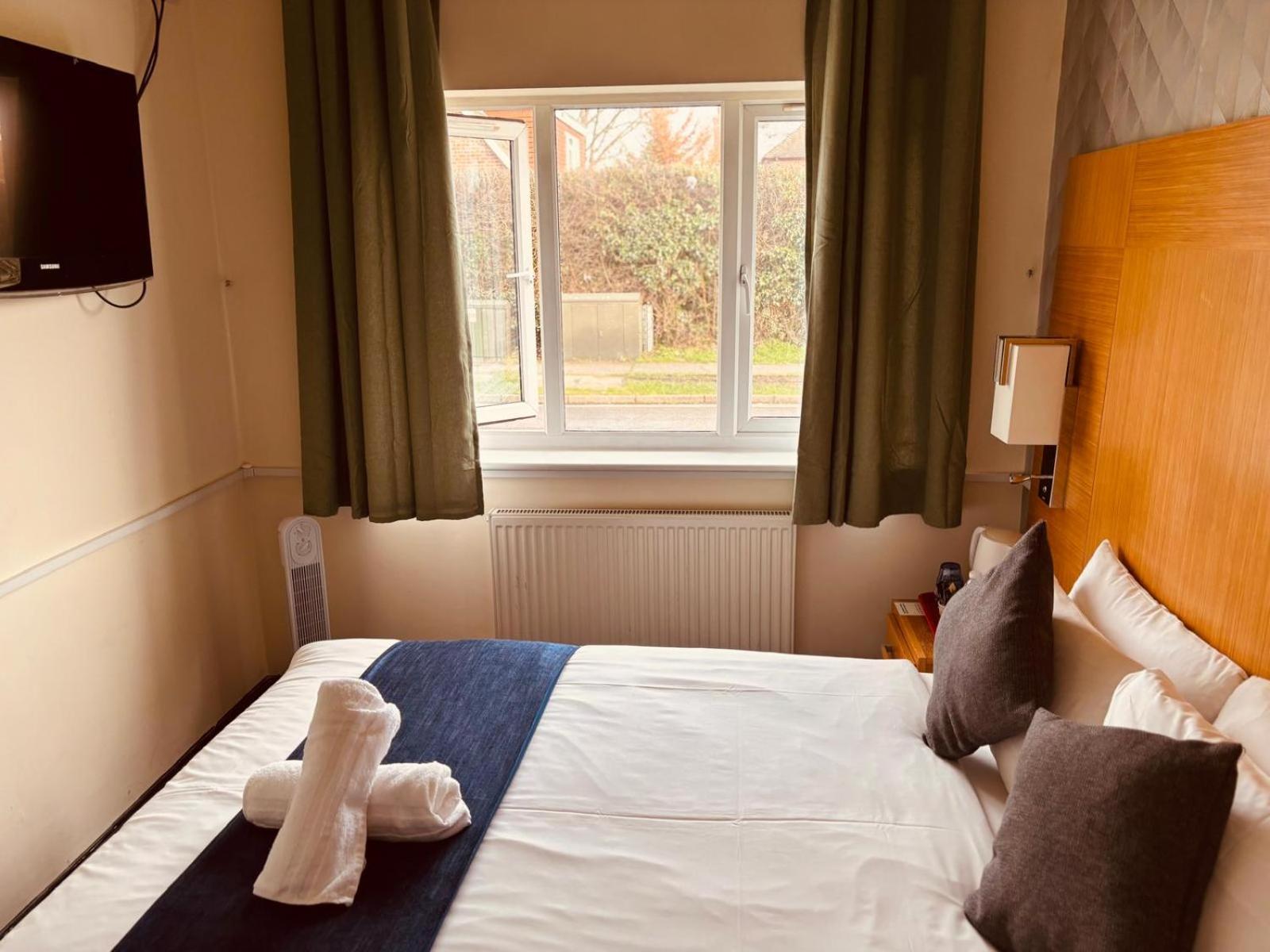 Acorn Lodge Hotel Gatwick & Parking Horley Exterior photo