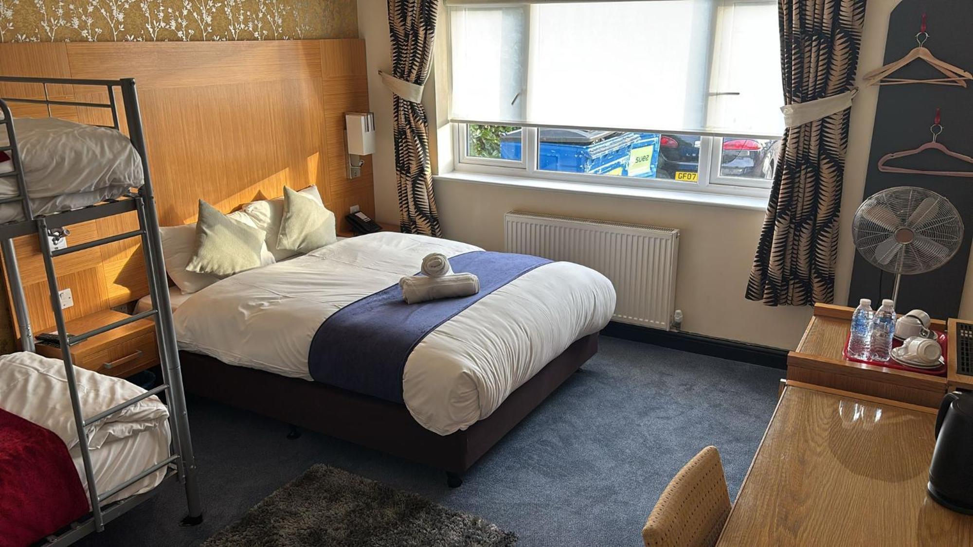 Acorn Lodge Hotel Gatwick & Parking Horley Exterior photo